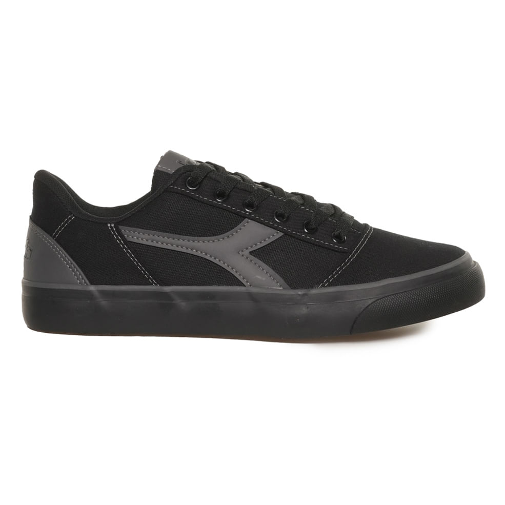 Tênis Diadora Marino Unissex Preto com design moderno em couro e tecido, fechamento por cadarço e solado preto