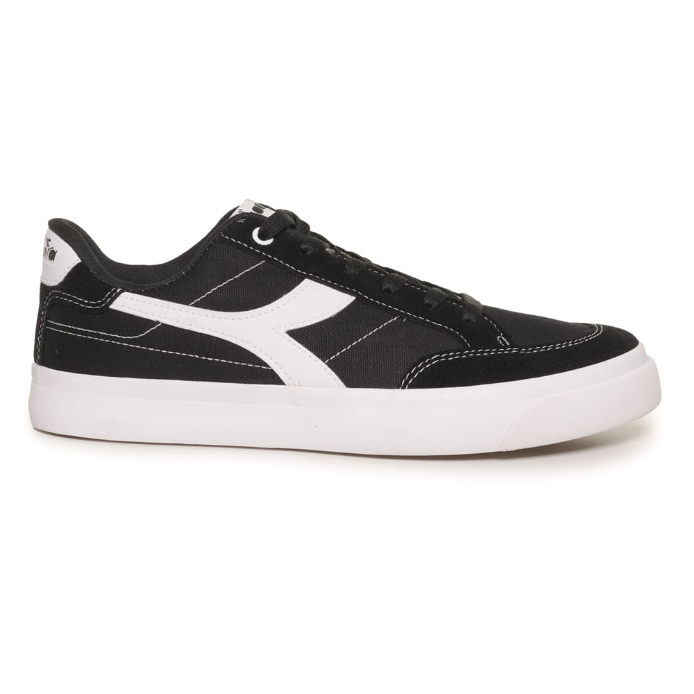 Tênis Diadora Monza Unissex Preto com detalhes em branco, visto de frente em fundo branco, com fechamento por cadarço e solado branco