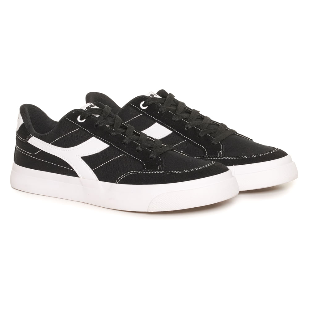 Tênis Diadora Monza Unissex Preto em fundo branco, mostrando o calçado de lado