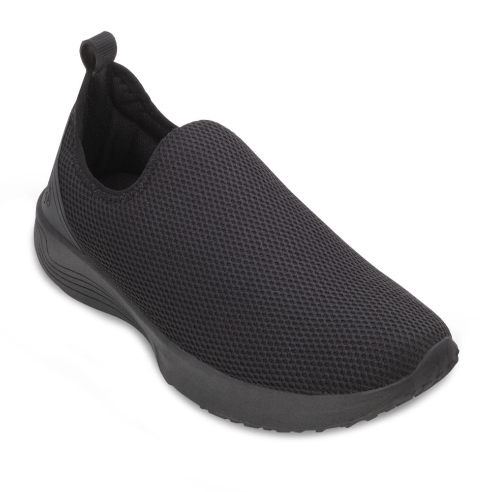 Tênis casual masculino preto vista frontal inclinada com design slip-on