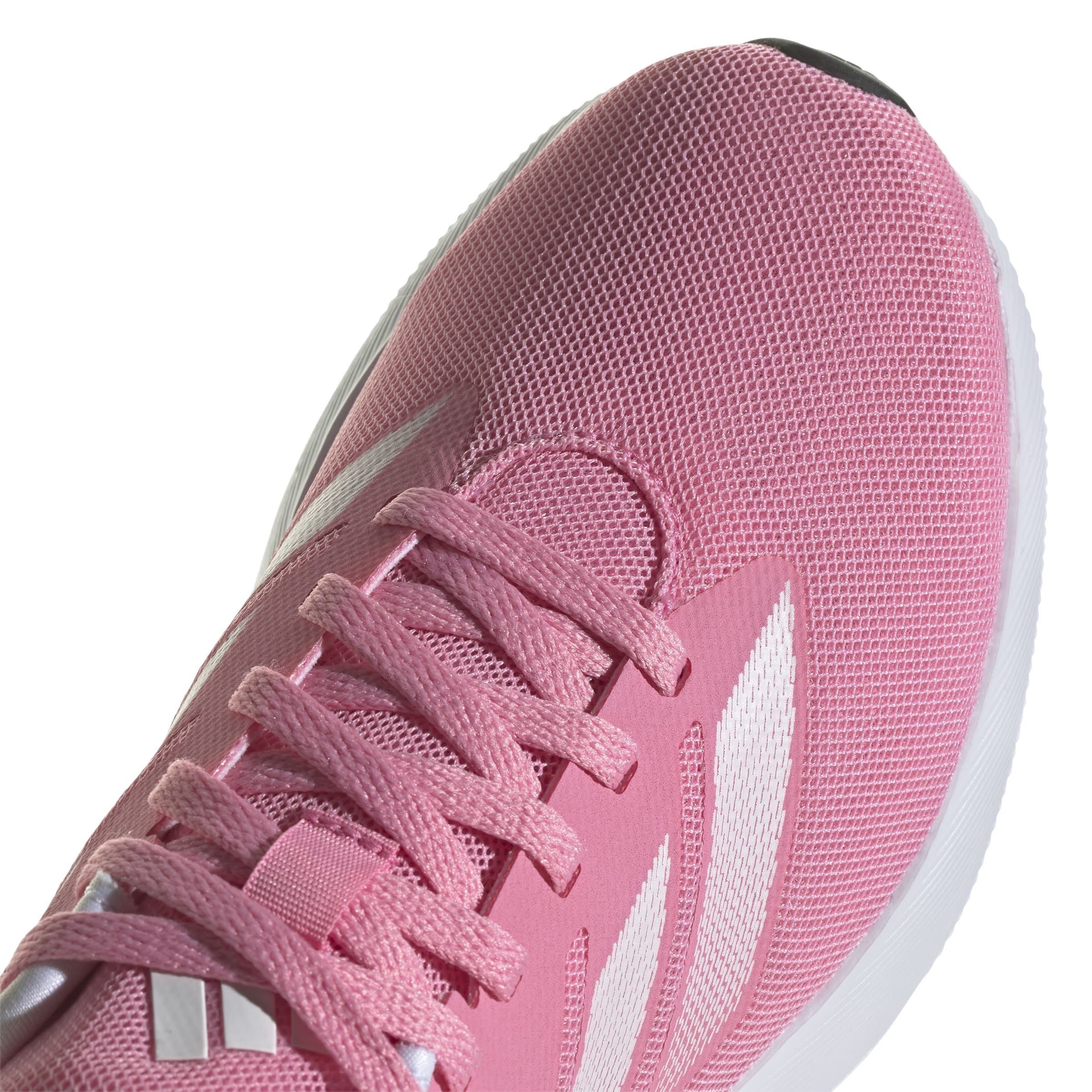 Detalhe do cabedal em mesh do Tênis Adidas Duramo RC W feminino rosa destacando textura respirável