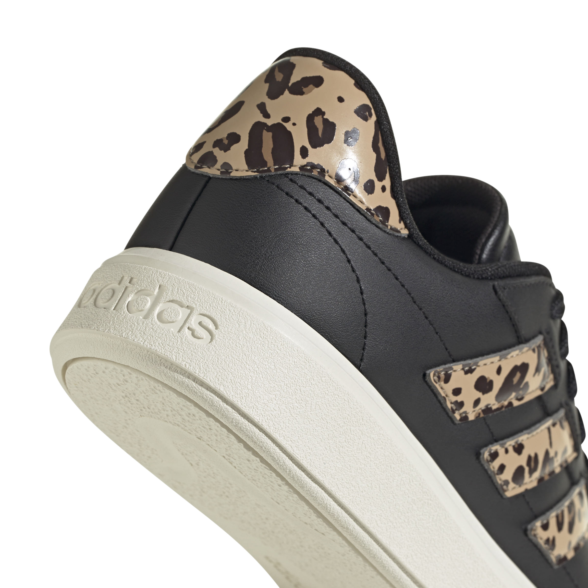 IH0045_8_FOOTWEAR_Photography_Detail-View-1_white