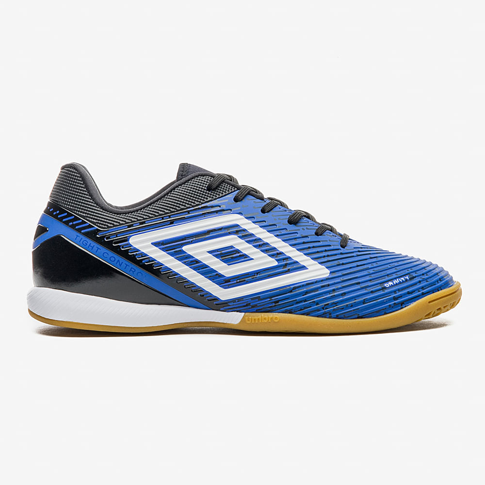 Chuteira Umbro GRAVITY masculina azul vista lateral direita com cabedal texturizado e solado de borracha caramelo
