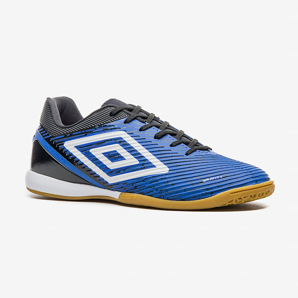 Chuteira Umbro GRAVITY masculina azul vista em ângulo mostrando cabedal e cadarço