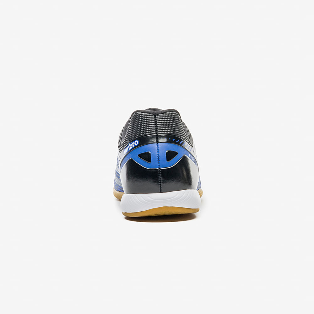 Chuteira Umbro GRAVITY masculina azul vista traseira com reforço no calcanhar e solado caramelo