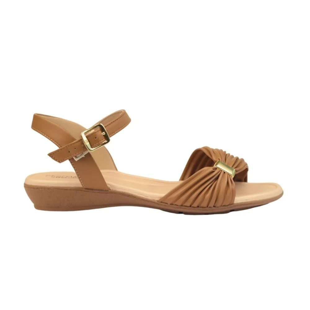 Sandália feminina caramelo perfil lateral com laço franzido e fivela ajustável dourada