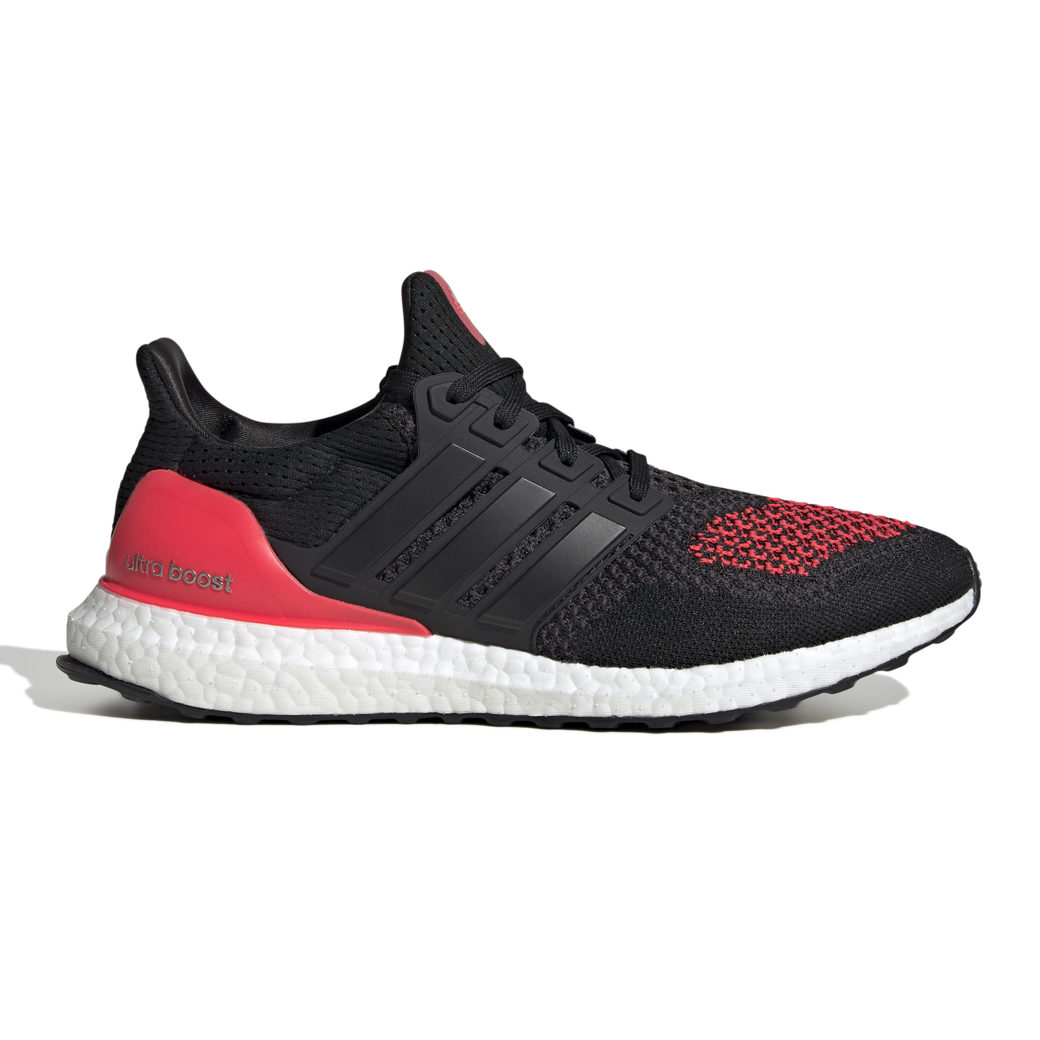 Tênis Adidas Ultraboost 1.0 masculino preto vista lateral direita com cabedal em Primeknit e solado branco Boost