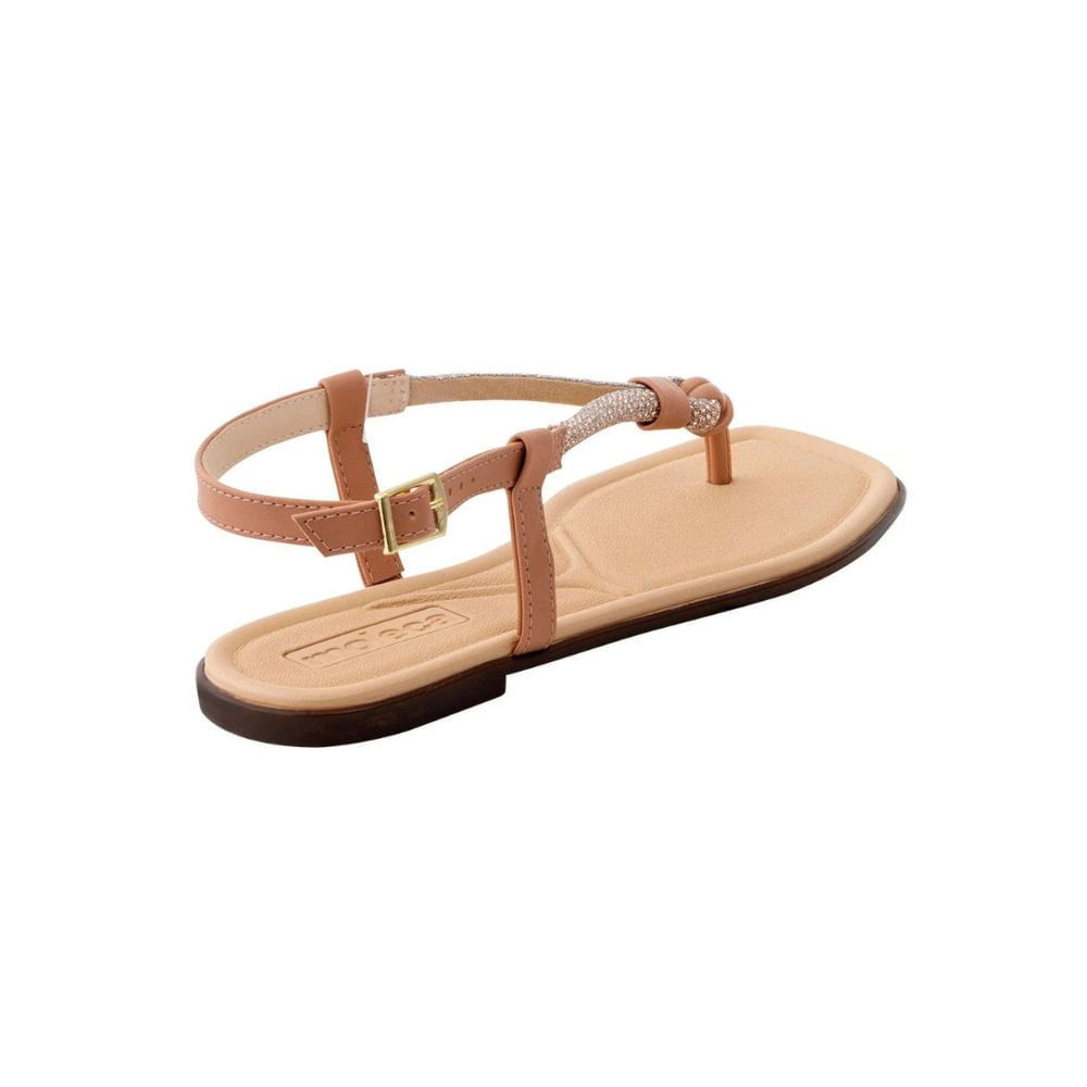 Sandália Moleca nude vista traseira mostrando fivela dourada e detalhe do nó no elástico frontal