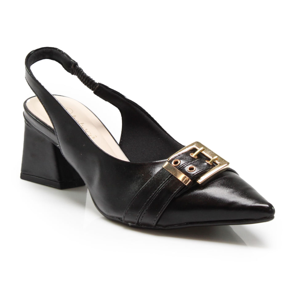 Close no sapato feminino preto slingback destacando bico fino e fivela dourada