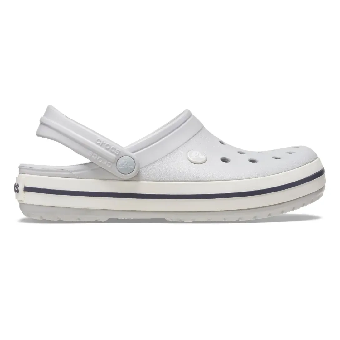 Babuche Crocs Crocband Clog masculino cinza com detalhes em branco e faixa azul escura na sola, vista lateral direita com furos de ventilação e tira móvel no calcanhar