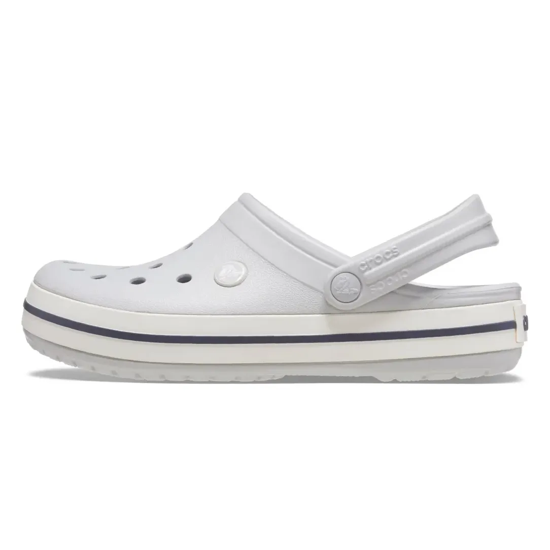 Babuche Crocs Crocband Clog masculino cinza vista lateral esquerda, com detalhes em branco e faixa azul escura na sola, furos de ventilação e tira ajustável no calcanhar