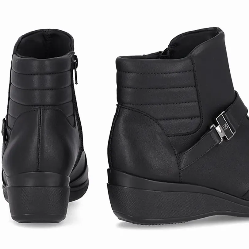 Detalhes da bota Piccadilly Bella Comfort preta mostrando zíper lateral e solado tratorado