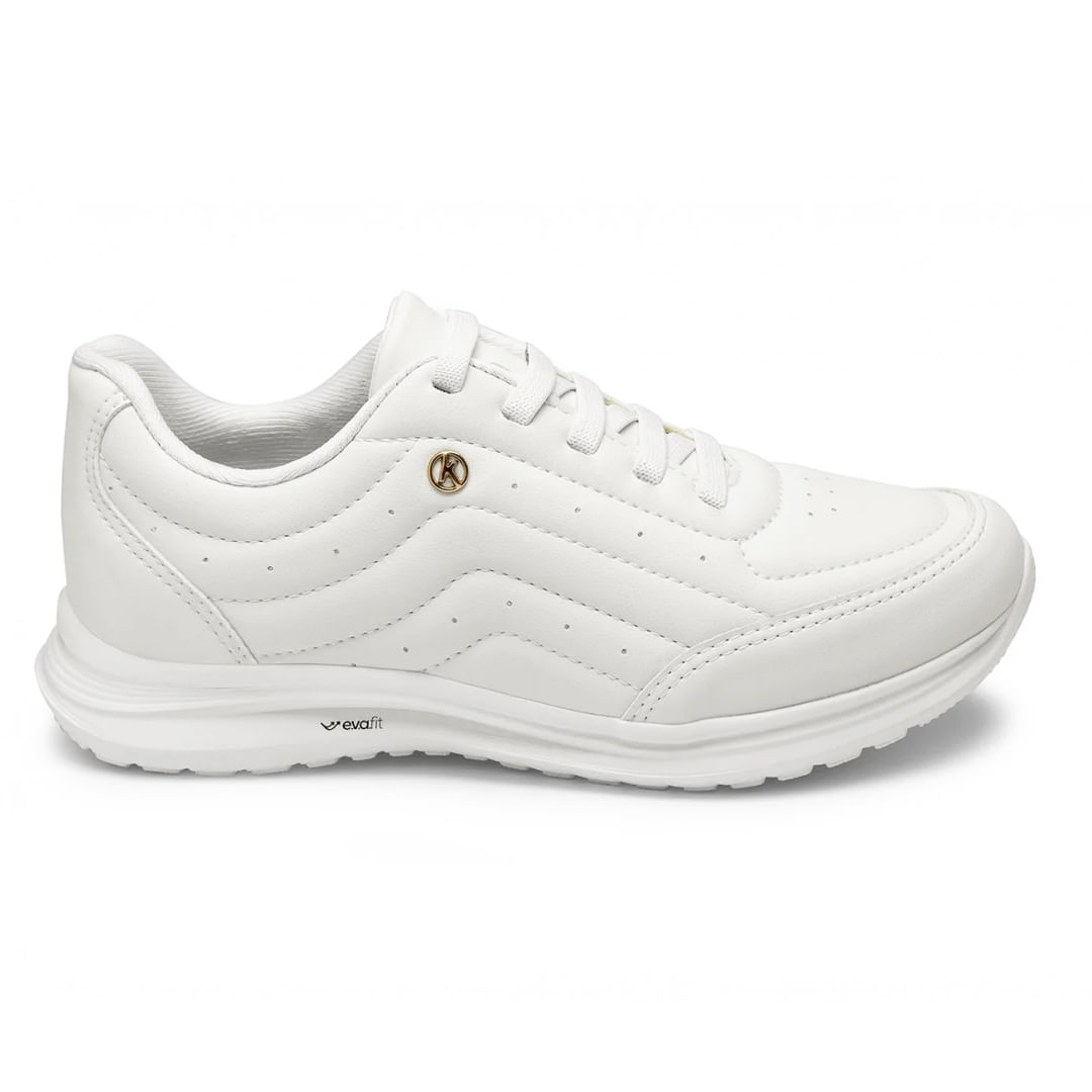 Tênis casual branco feminino Kolosh, detalhe do cabedal matelassê e solado EVAFit
