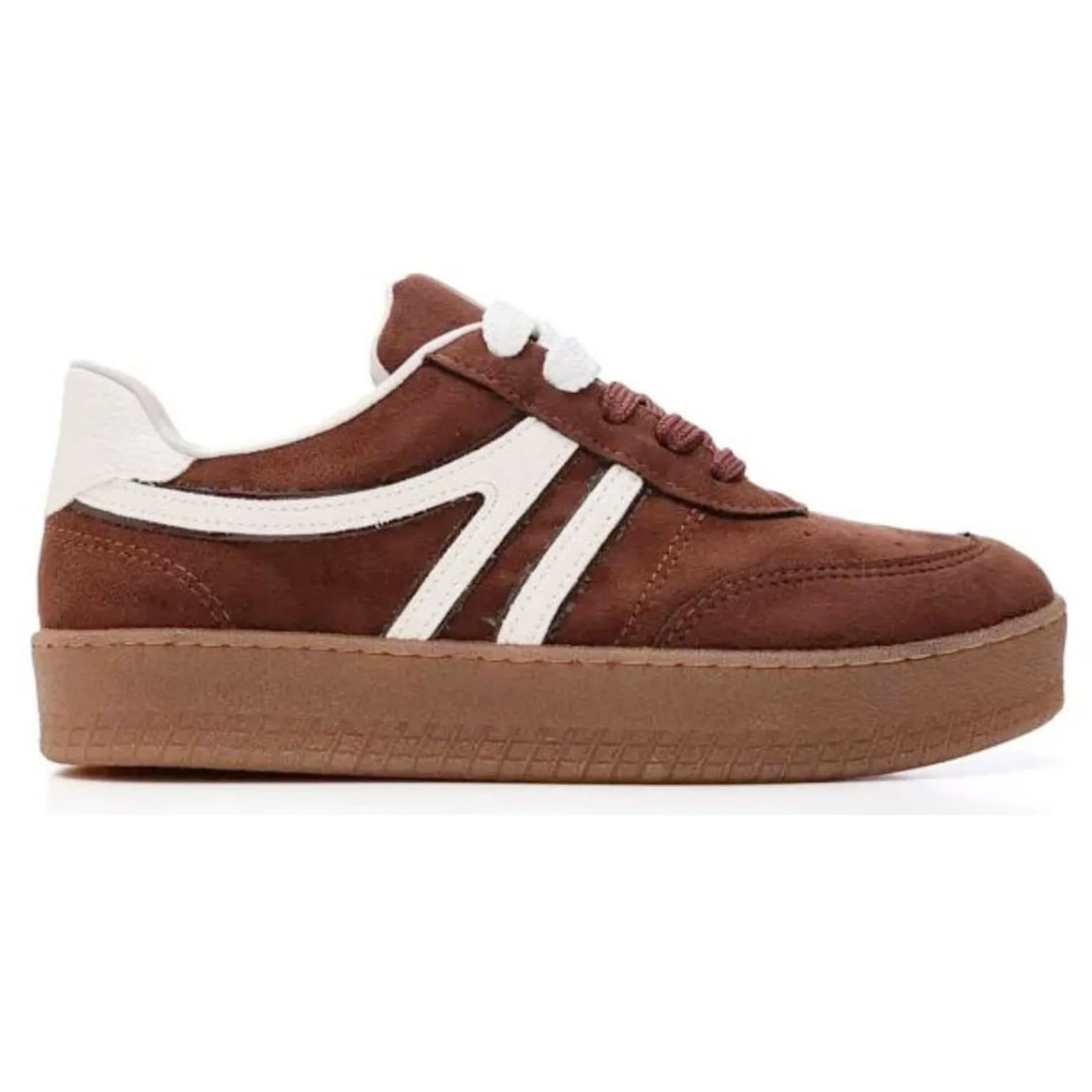 Tênis casual feminino marrom escuro com detalhes em branco, vista lateral, material camurça e solado caramelo antiderrapante