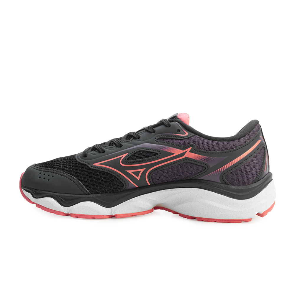 Tênis Mizuno Wave Hawk 5 Feminino Preto visto de outro ângulo mostrando detalhes do cabedal