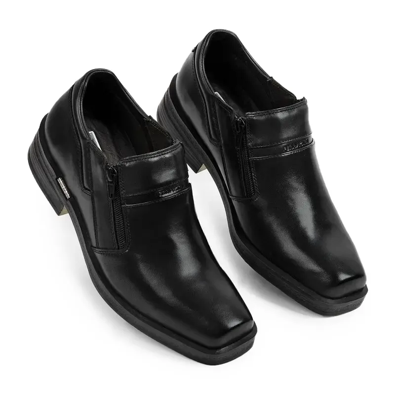 Par de sapatos casuais masculinos Ferracini couro preto com detalhes em zíper e bico quadrado.