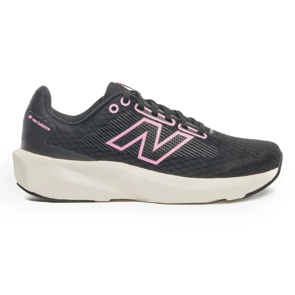 Tênis esportivo New Balance 413v3 feminino preto com detalhes em rosa, sola branca e cadarço preto