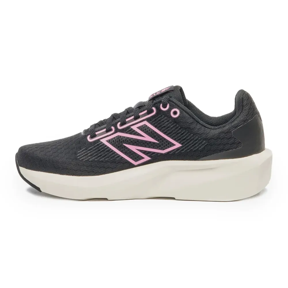 Tênis esportivo New Balance 413v3 feminino preto visto de outro ângulo mostrando detalhes laterais