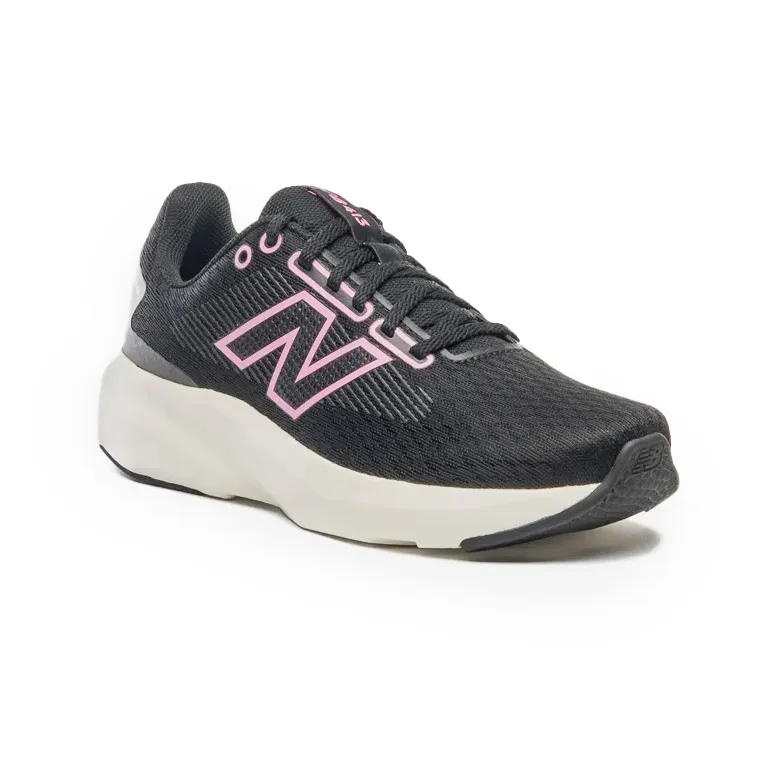 Tênis esportivo New Balance 413v3 feminino preto com detalhes em rosa, destaque para conforto e design
