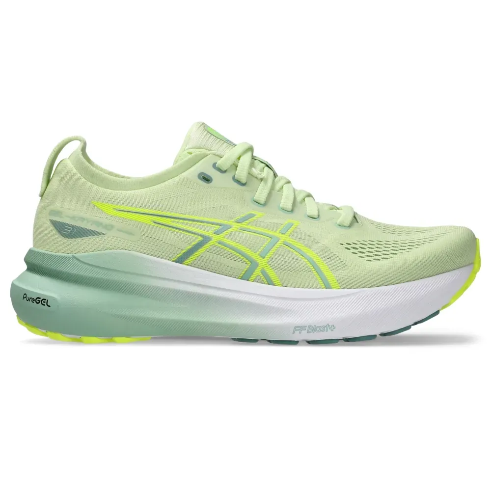 Tênis esportivo ASICS Gel Kayano 31 verde claro, vista lateral direita com detalhes amarelo neon e sola branca