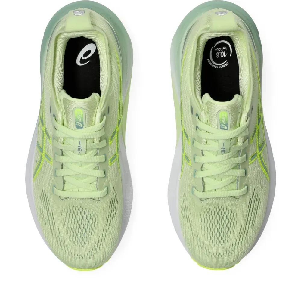 Vista superior do tênis ASICS Gel Kayano 31 verde claro mostrando palmilhas e cadarços