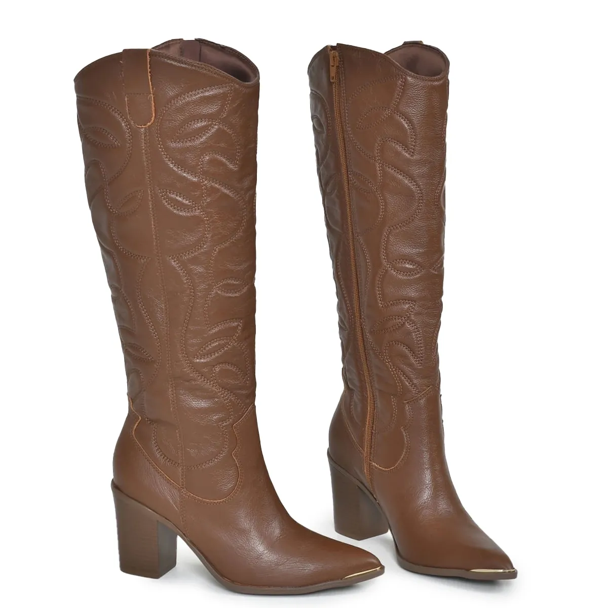 Vista traseira lateral direita da bota feminina cano alto cor mascavo em couro com bordado decorativo
