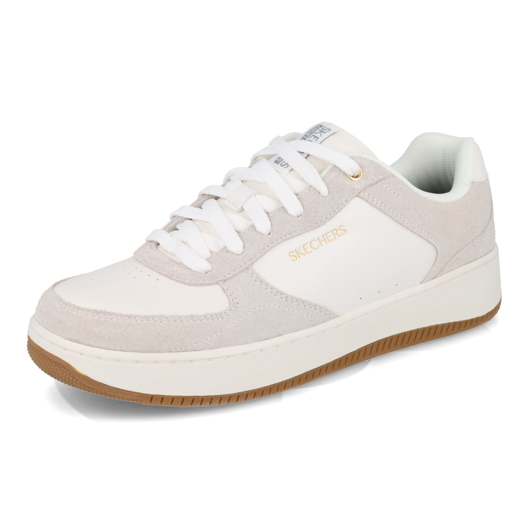 Detalhe superior do tênis Skechers com cadarços e acabamento em camurça bege