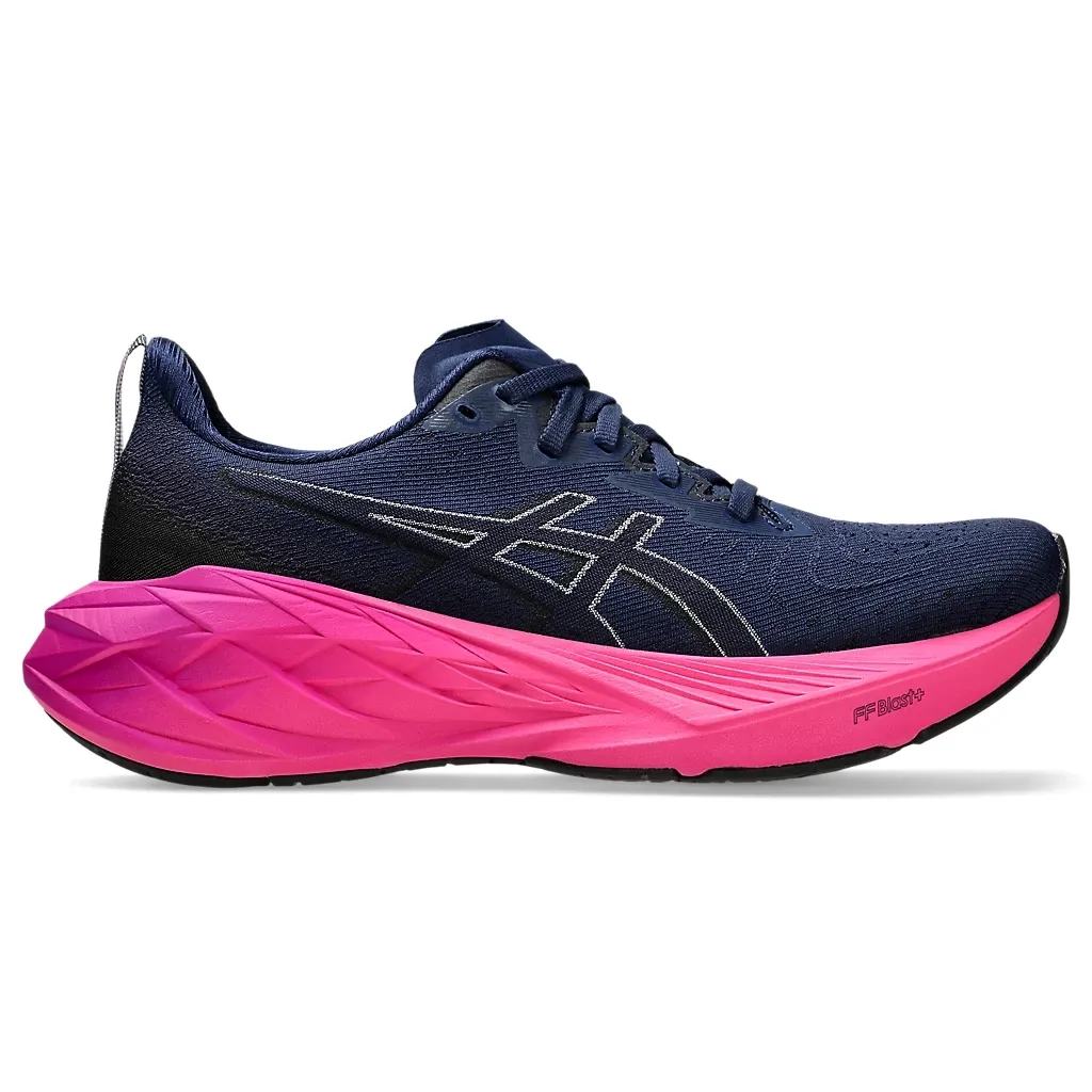 Tênis esportivo Asics Novablast 4 feminino marinho vista lateral direita com detalhes em rosa e branco, cabedal têxtil e fechamento em cadarço azul