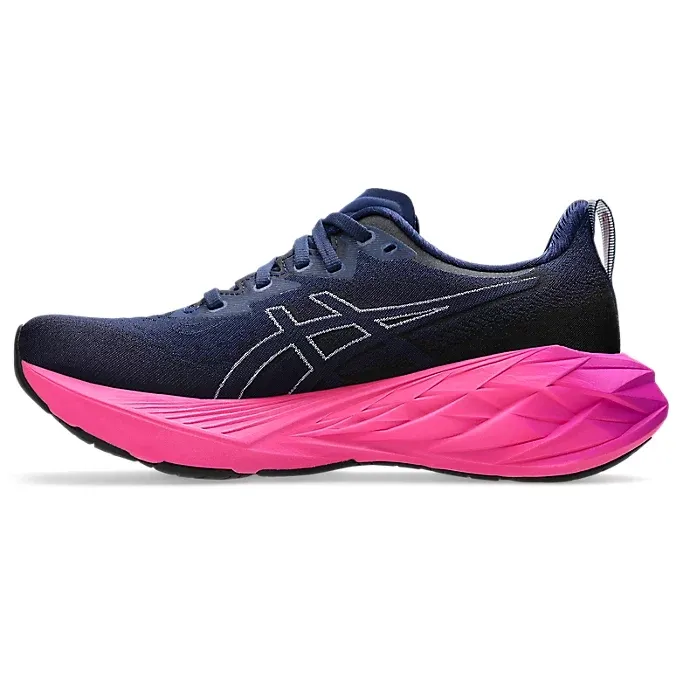 Tênis esportivo Asics Novablast 4 feminino marinho vista lateral esquerda com solado rosa vibrante e cabedal têxtil