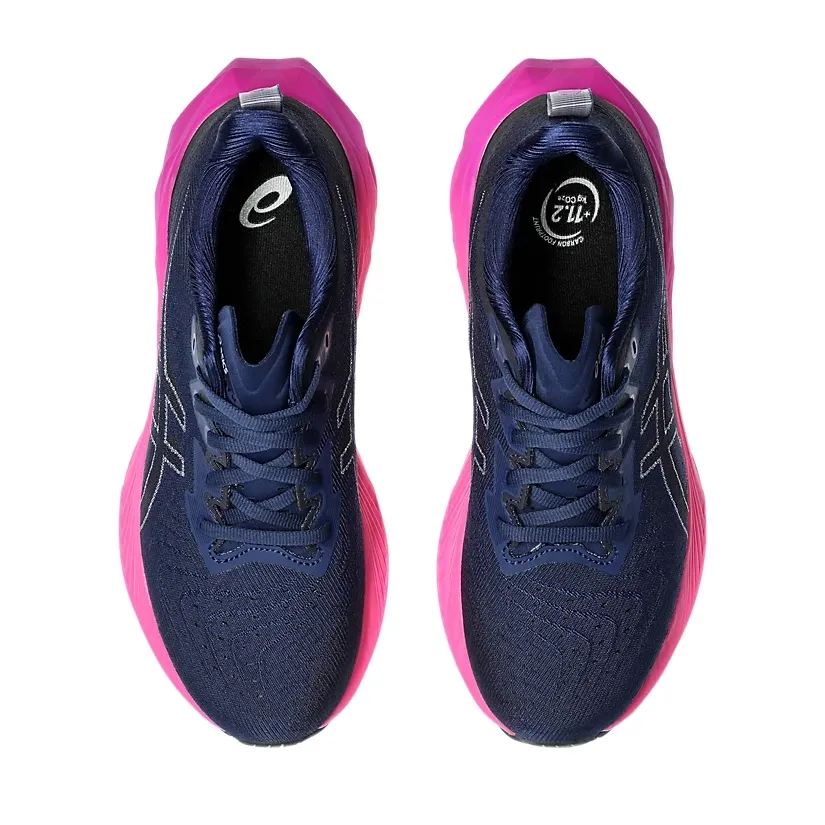 Tênis esportivo Asics Novablast 4 feminino marinho visto de cima com solado rosa e cabedal têxtil