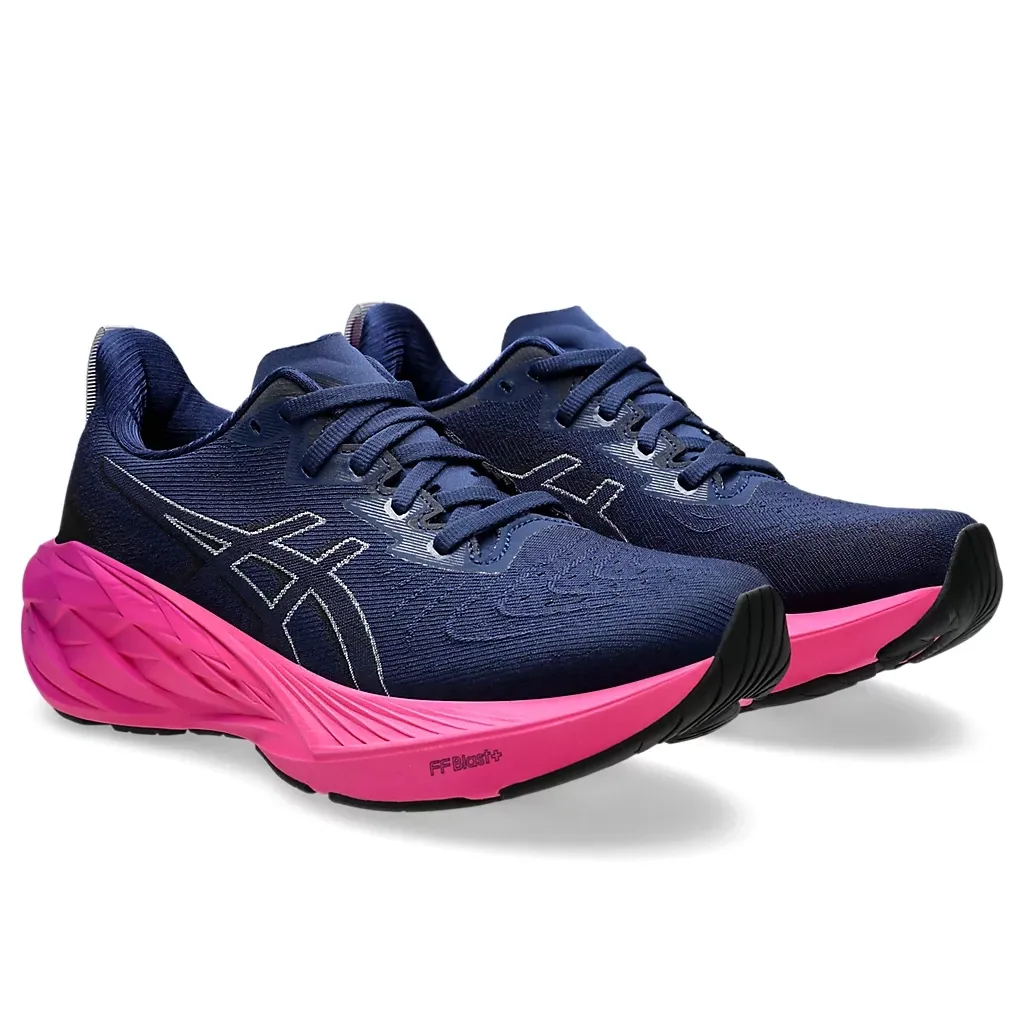 Tênis esportivo Asics Novablast 4 feminino marinho em ângulo frontal, destacando solado rosa e cabedal respirável