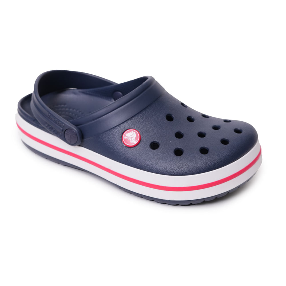 Babuche Crocs Crocband unissex marinho em ângulo 3/4 com sola antiderrapante e faixa rosa