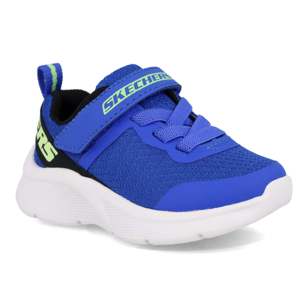 Tênis infantil Skechers azul com cabedal em mesh respirável visto de ângulo frontal