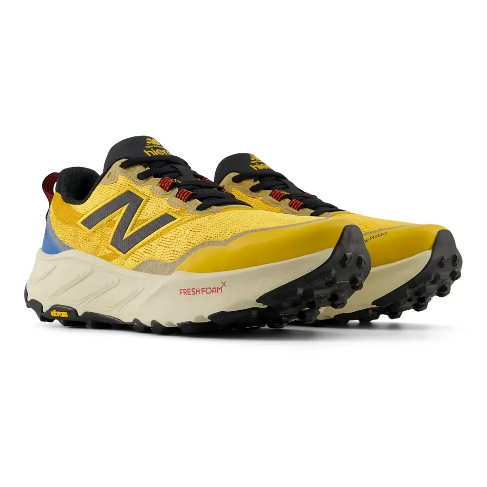 Tênis New Balance Fresh Foam X Hierro V9 masculino laranja em vista lateral dupla mostrando detalhes do solado e fechamento com cadarço.