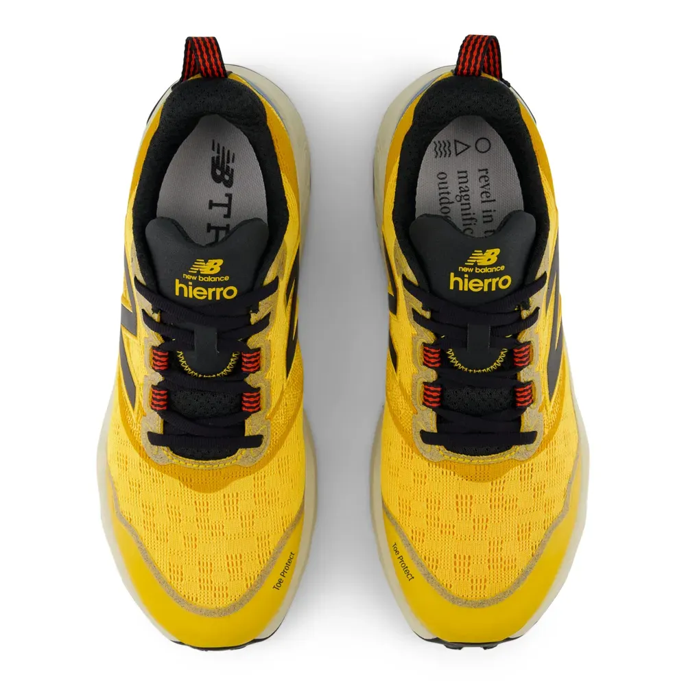 Vista superior do tênis New Balance Fresh Foam X Hierro V9 masculino laranja com detalhes em preto e vermelho, exibindo a língua e interior da palmilha.