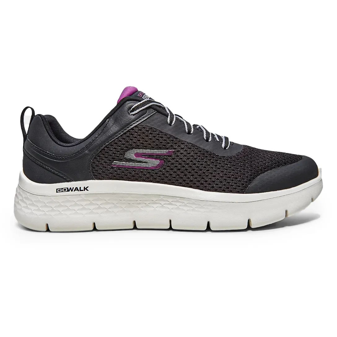 Tênis de caminhada feminino Skechers Go Walk preto, vista lateral com cadarços brancos e solado branco