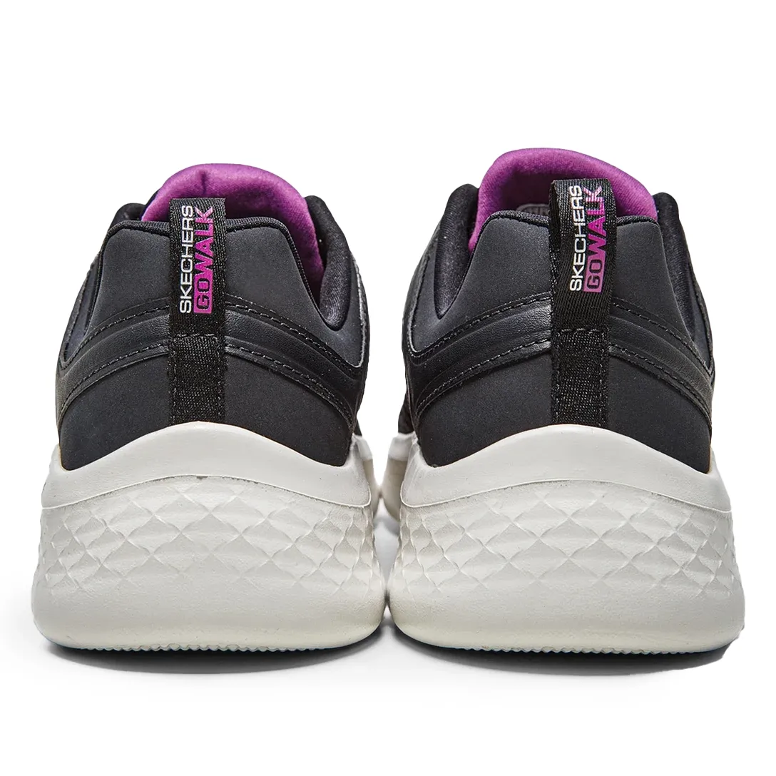 Vista traseira do tênis de caminhada feminino Skechers Go Walk preto mostrando detalhes do solado e marca