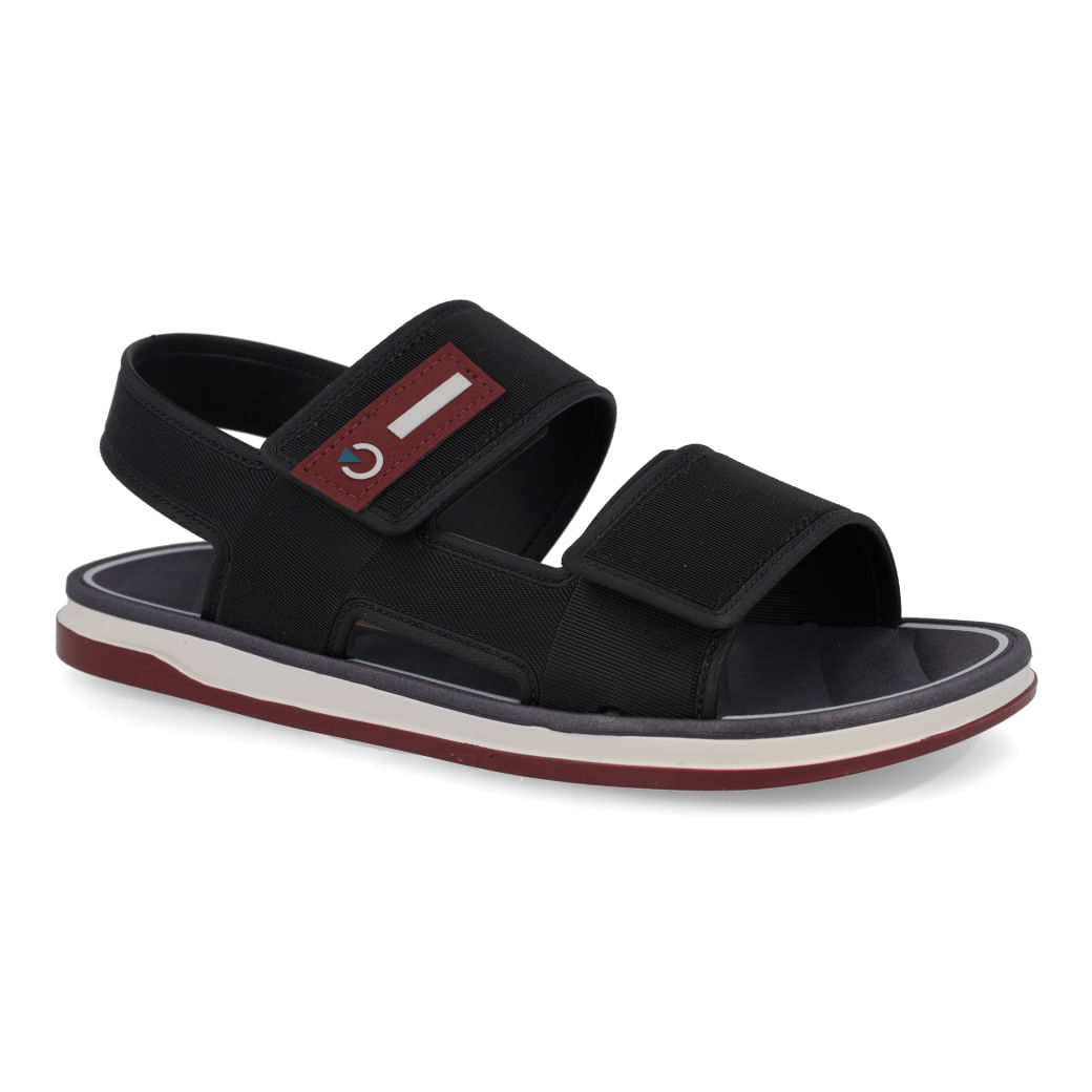 Vista frontal lateral esquerda da sandália Cartago com tiras largas e velcro para ajuste