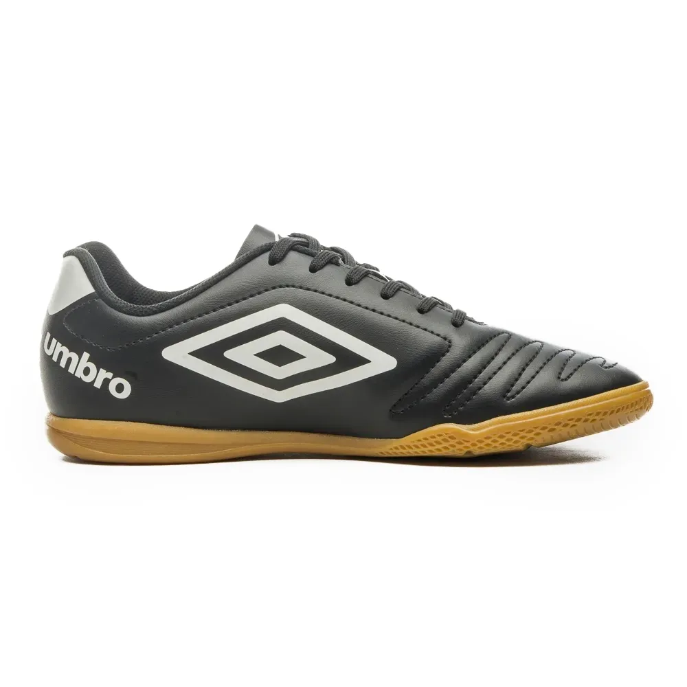 Chuteira futsal Umbro Class masculina preta vista lateral direita com logo branco e sola gum