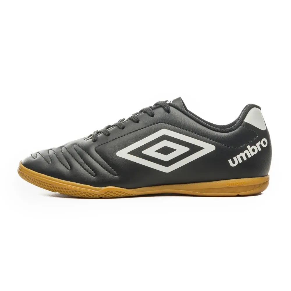 Chuteira futsal Umbro Class masculina preta vista lateral esquerda com logo branco e sola antiderrapante
