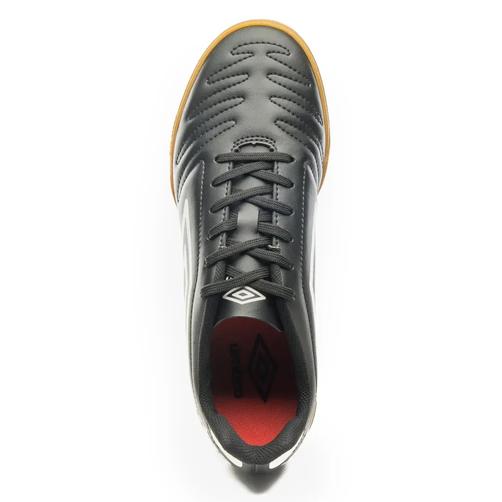 Chuteira futsal Umbro Class masculina preta vista superior mostrando cadarços e palmilha vermelha