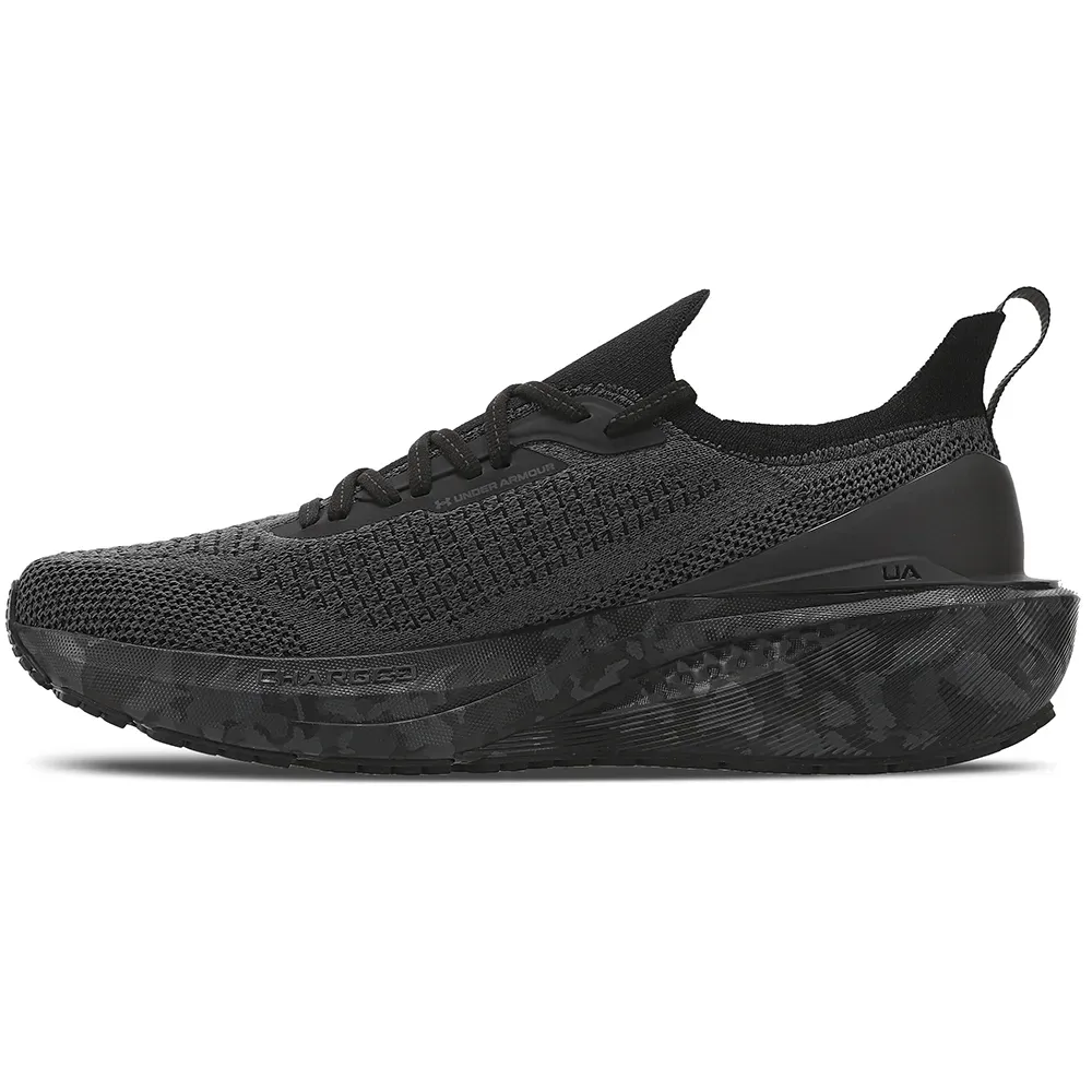 Tênis lateral esquerdo Under Armour Charged Quicker 2 masculino preto com detalhes em material sintético e puxador traseiro
