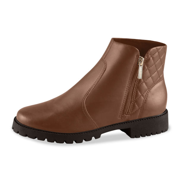 Bota feminina caramelo vista lateral esquerda mostrando zíper e quilting no calcanhar