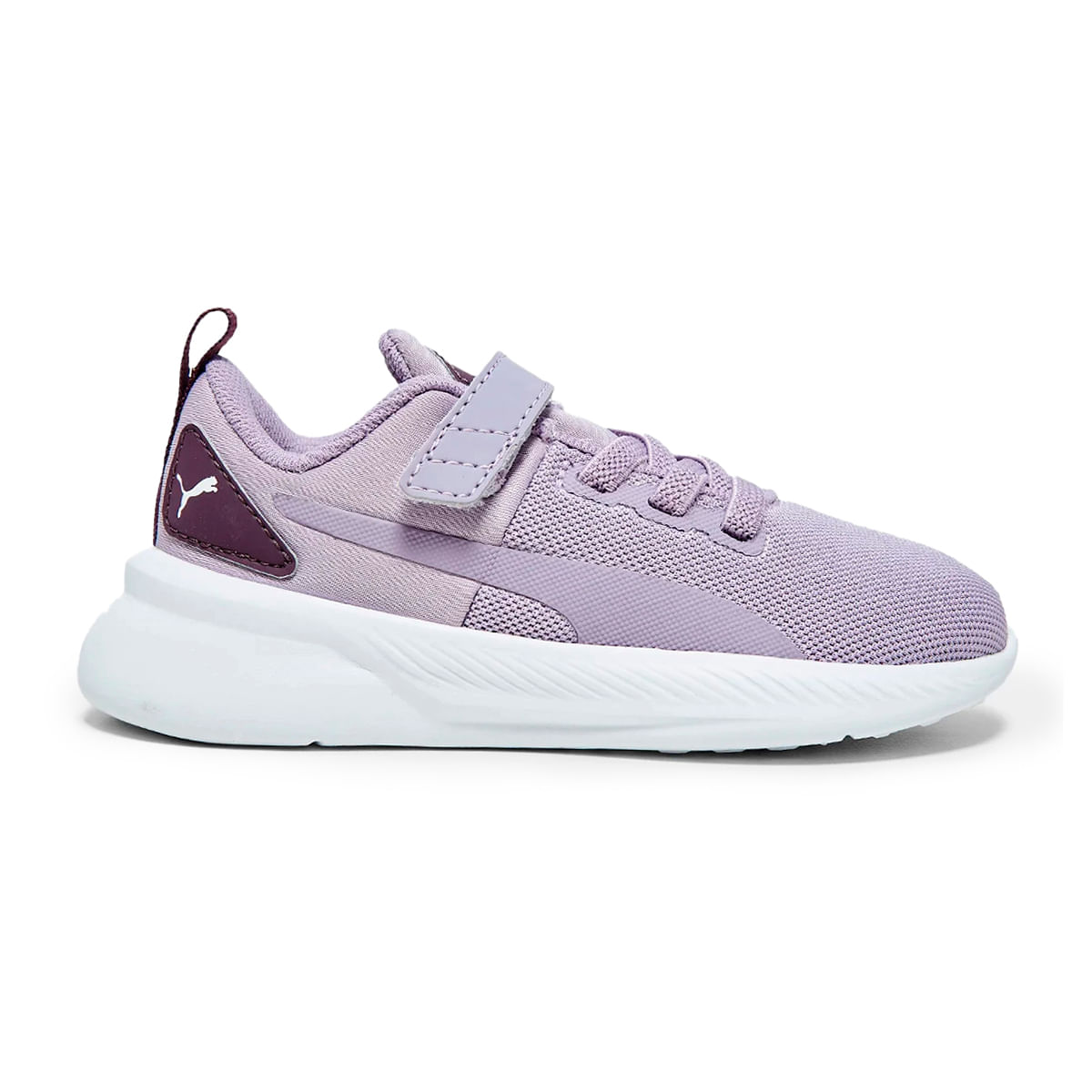 Tênis infantil Puma lilás em vista lateral direita com cabedal em mesh respirável, fechamento em cadarço e tira de velcro, solado branco antiderrapante.