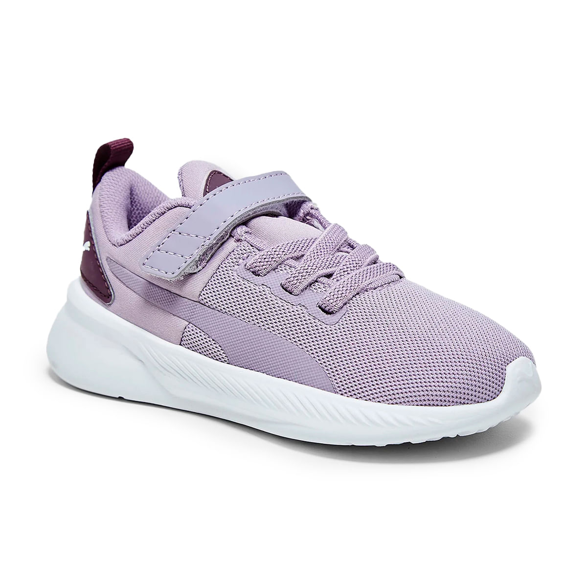 Imagem frontal angular do tênis Puma Flyer Runner Mesh Feminino Infantil Lilás mostrando detalhes do cabedal em mesh e fechamento com cadarço e velcro.