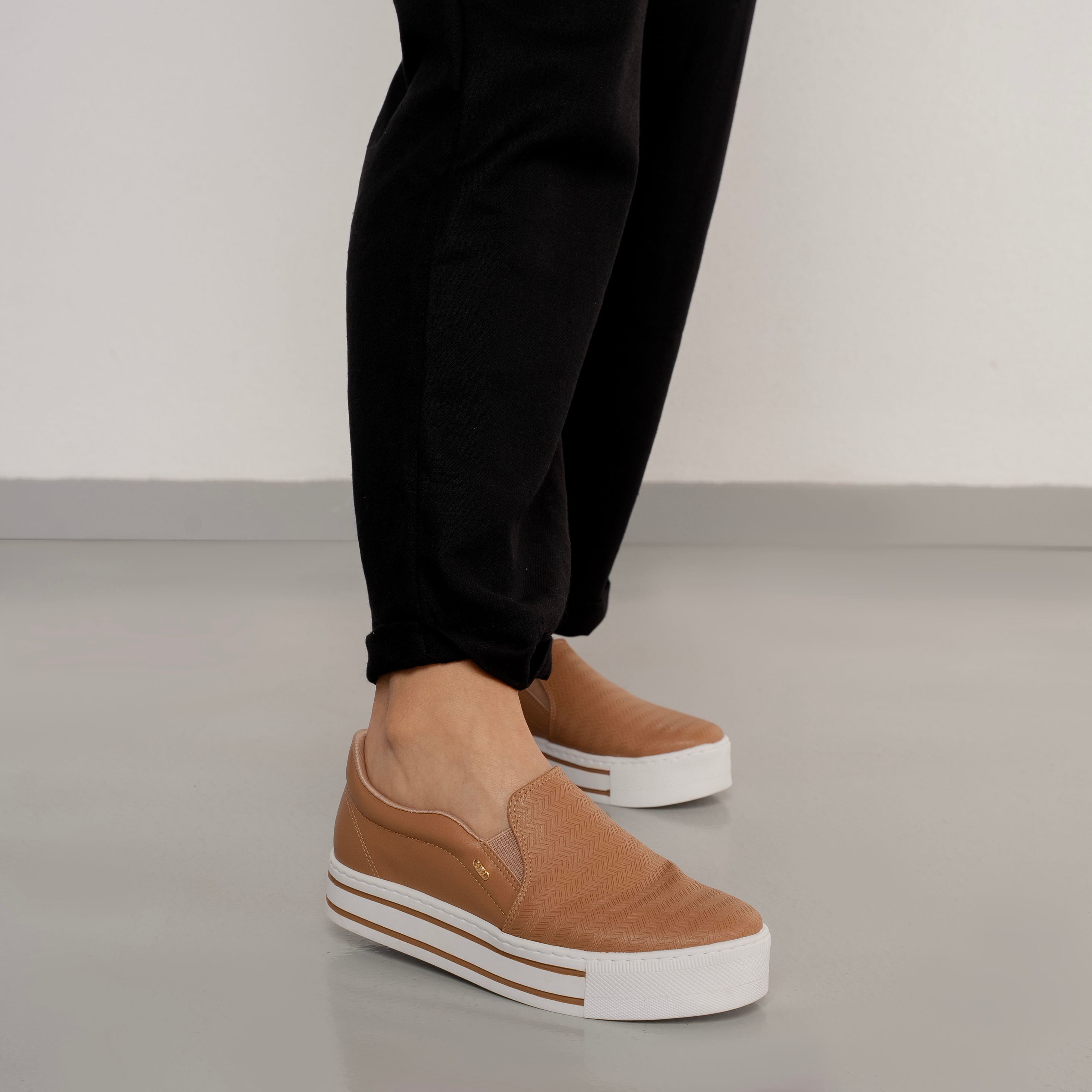 Tênis Via Marte Casual Slip On Texturizado Marrom Feminino Oscar