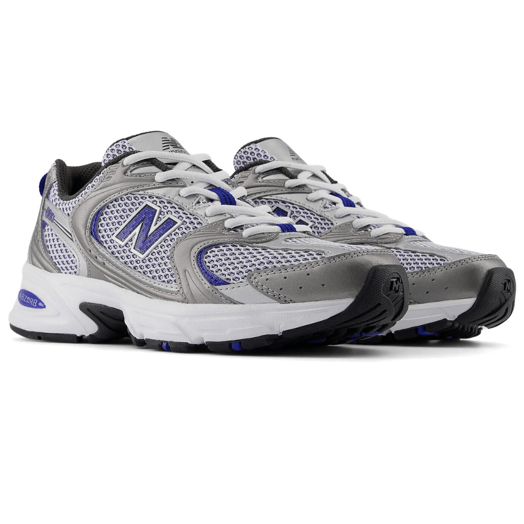 Par de tênis New Balance 530 masculino cinza azul nebulosas vista frontal