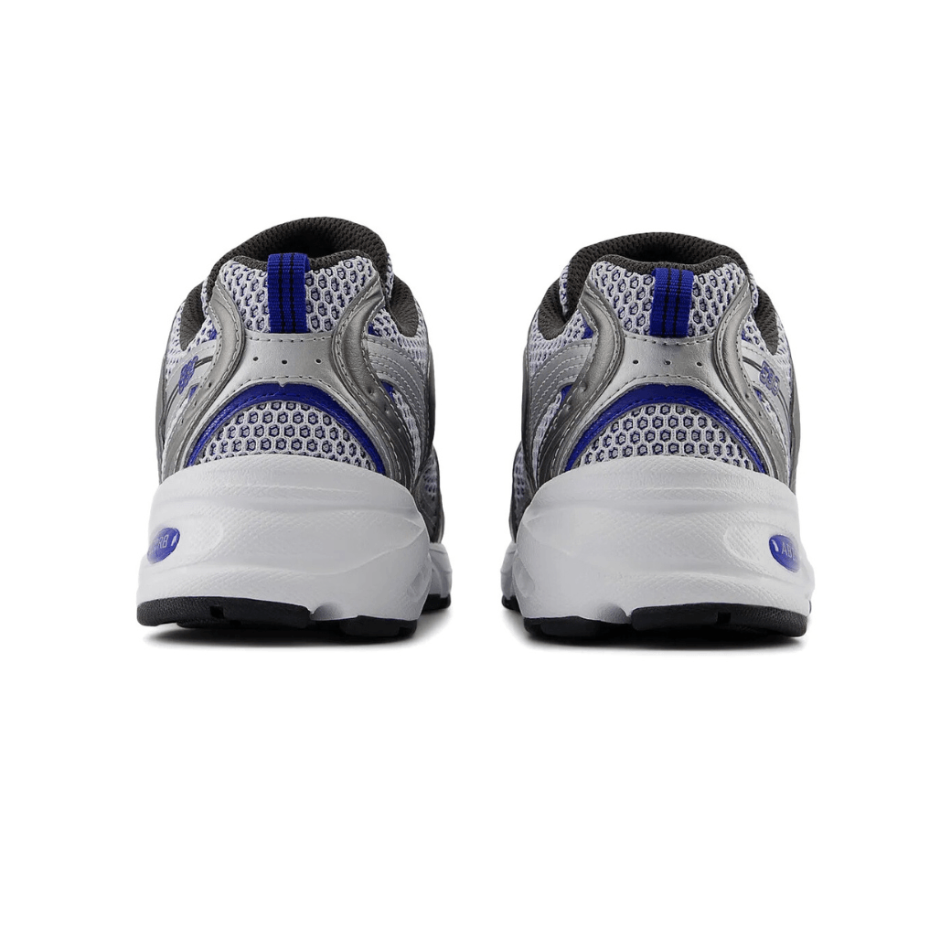 Tênis New Balance 530 masculino cinza azul nebulosas vista traseira
