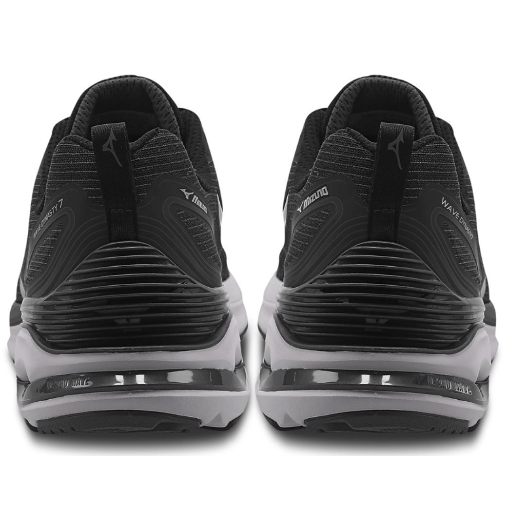Vista superior par de tênis de corrida masculino Mizuno Dynasty 7 preto com detalhes cinza