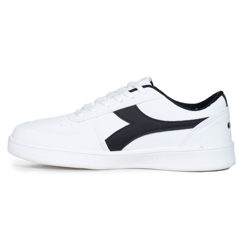 Tênis Unissex Casual Playmaker Diadora Branco exibido de frente com detalhes em preto e logo visível